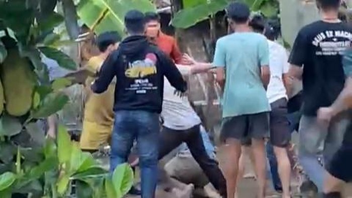 Keributan warga vs Brimob di Lampung Tengah yang dipicu sepak bola antarkampung