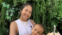 Bersama sang keponakan, Surinala. Sitha banyak menghabiskan waktu bersama salah satunya nongkrong di kafe bareng. Foto: Instagram @sithamarino