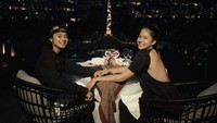 Menjalin hubungan asmara dengan Bastian Steel, ini potret manis Sitha saat makan malam romantis bersama Bastian. Foto: Instagram @sithamarino