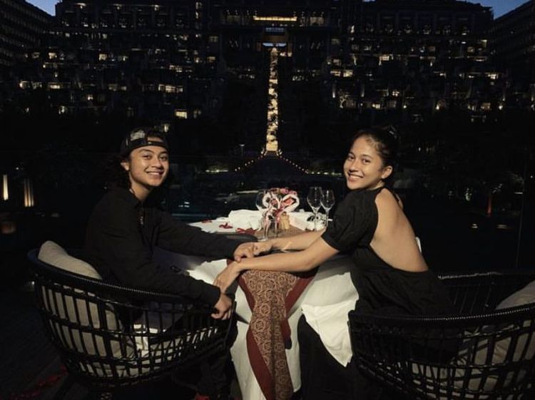 Potret Keren Sitha Marino Saat Makan Bersama Bastian Steel