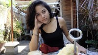 Aktris cantik berusia 25 tahun ini suka dengan kopi dan aneka dessert yang jadi menu pilihannya di kafe. Foto: Instagram @sithamarino