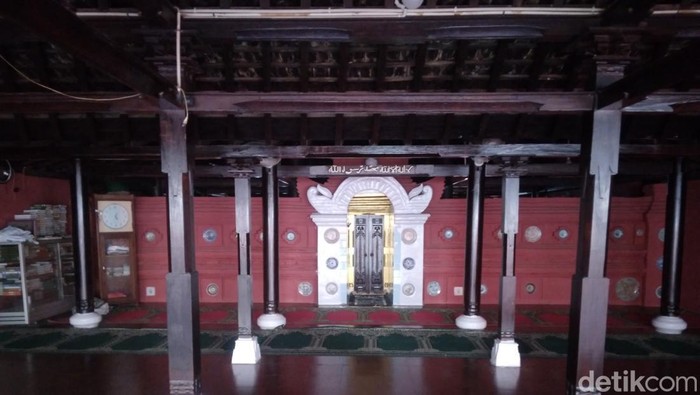 Kondisi area dalam Masjid Merah Panjunan, Cirebon