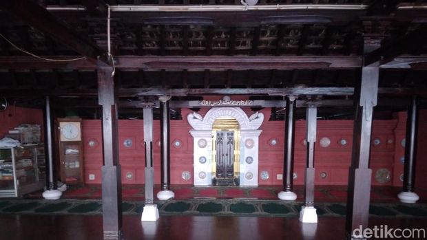 Kondisi area dalam Masjid Merah Panjunan, Cirebon