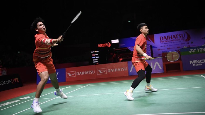 Leo/Daniel juara ganda putra Indonesia Masters 2024 Pebulu tangkis ganda putra Indonesia Leo Rolly Carnando (kiri) dan Daniel Marthin (kanan) berpose dengan piala dan medali turnamen Daihatsu Indonesia Masters 2024 di Istora Senayan, Gelora Bung Karno (GBK), Jakarta, Minggu (28/1/2024). Leo dan Daniel menjuarai ganda putra Indonesia Masters 2024 usai menang dalam rubber gim dengan skor akhir 21-12, 20-22, 21-11. ANTARA FOTO/M Risyal Hidayat/nym.