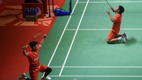 Lanjut ke rubber game, kedua pasangan tidak mengendurkan tempo. Poin ketat langsung tersaji, namun Leo/Daniel lebih perkasa dengan unggul 11-5 di interval.