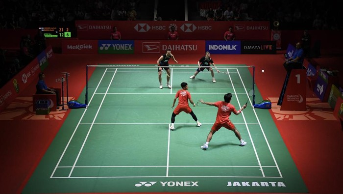 Leo/Daniel juara ganda putra Indonesia Masters 2024 Pebulu tangkis ganda putra Indonesia Leo Rolly Carnando (kiri) dan Daniel Marthin (kanan) berpose dengan piala dan medali turnamen Daihatsu Indonesia Masters 2024 di Istora Senayan, Gelora Bung Karno (GBK), Jakarta, Minggu (28/1/2024). Leo dan Daniel menjuarai ganda putra Indonesia Masters 2024 usai menang dalam rubber gim dengan skor akhir 21-12, 20-22, 21-11. ANTARA FOTO/M Risyal Hidayat/nym.