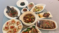 Ini beberapa menu makanan yang ditawarkan oleh restoran China di hotel berbintang itu. Menu yang ditawarkan banyak menggunakan ayam, sapi, hingga seafood sebagai bahan dasar olahan. Foto: Detikcom / Atiqa Rana