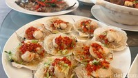Kalau suka kerang, jangan lewatkan Steamed Sea Scallop dengan cincangan cabe Sichuan. Chef Walden mengatakab saus cabai merahnya terinspirasi dari sambal Indonesia. Foto: Detikcom / Atiqa Rana