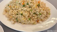 Makan di restoran China tidak lengkap jika tidak memesan nasi goreng dengan campuran sayuran dan seafood. Rasanya memang lebih sederhana dari nasi goreng Indonesia. Foto: Detikcom / Atiqa Rana