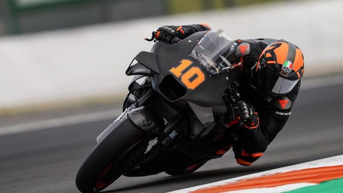 Luca Marini saat menggeber motor Honda