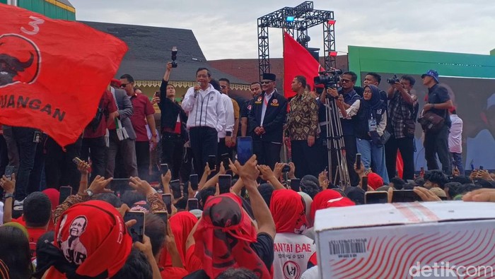 Mahfud Md saat menghadiri Hajatan Rakya di Deli Serdang, Sumut. (Foto: Goklas Wisely).