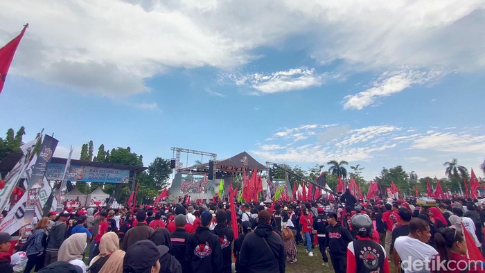 Massa mulai memadati alun-alun Wates untuk mengikuti kampanye Ganjar-Mahfud, Minggu (28/1/2024).