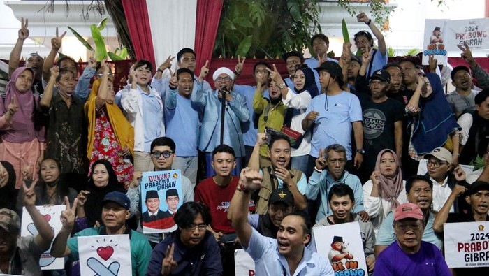 Masyarakat Arus Bawah Indonesia Yakin Prabowo-Gibran Menang Sekali Putaran Ratusan pengemudi bajaj, petani, nelayan dan karyawan pabrik dari kelompok masyarakat Arus Bawah Indonesia menyatakan dukungan untuk paslon 02 Prabowo Subianto-Gibran Rakabuming Raka di Pilpres 2024.