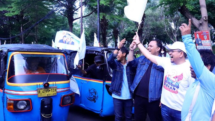 Masyarakat Arus Bawah Indonesia Yakin Prabowo-Gibran Menang Sekali Putaran Ratusan pengemudi bajaj, petani, nelayan dan karyawan pabrik dari kelompok masyarakat Arus Bawah Indonesia menyatakan dukungan untuk paslon 02 Prabowo Subianto-Gibran Rakabuming Raka di Pilpres 2024.