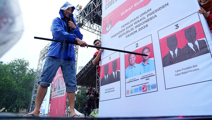 Melihat Lagi Momen Kaesang Kampanye di Tengah Hujan Hujan mengguyur Jakarta, begitu juga dengan lokasi kampanye Partai Solidaritas Indonesia (PSI) di Lapangan Bola Kedoya, Jakarta Barat. Massa juga tetap antusias di tengah guyuran hujan.