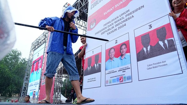 Melihat Lagi Momen Kaesang Kampanye di Tengah Hujan