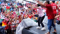 Usai diguyur hujan deras, genangan air juga mulai terlihat tinggi. Tapi semangat massa yang hadir kala itu terlihat sangat tinggi. Beginilah potret caleg DPR RI Grace Natalie yang turut mendampingi.