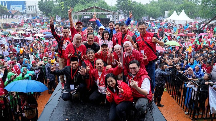 Melihat Lagi Momen Kaesang Kampanye di Tengah Hujan Hujan mengguyur Jakarta, begitu juga dengan lokasi kampanye Partai Solidaritas Indonesia (PSI) di Lapangan Bola Kedoya, Jakarta Barat. Massa juga tetap antusias di tengah guyuran hujan.
