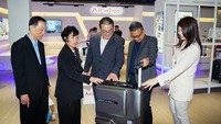 PT Rohartindo Nusantara Luas Tbk. (TOOL) memperluas layanan penjualan koper koper Airwheel (smart luggage) dengan membuka toko offline perdana pada Minggu (28/1/2024) dengan nilai investasi Rp20,95 miliar. 