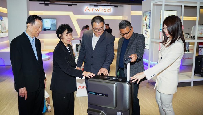 Mengunjungi Toko Koper Airwheel Perdana di Jakarta Direktur Utama PT Rohartindo Nusantara Luas Tbk. (TOOL) Ronald Hartono Tan toko meresmikan toko offline perdana di Jakarta, Minggu (28/1/2024).