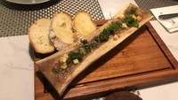 Restoran ini menyajikan kuliner khas Les Blues dengan sentuhan kreasi chef Prancis.