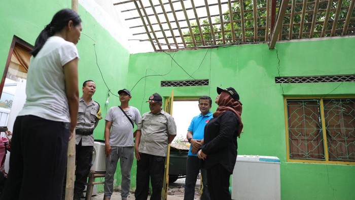 Momen Bupati Sleman Tinjau Korban Bencana Angin Kencang Momen Bupati Sleman Tinjau Korban Bencana Angin Kencang