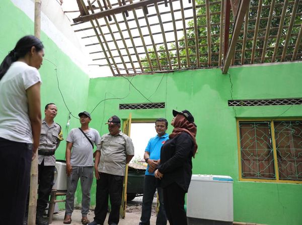 Momen Bupati Sleman Tinjau Korban Bencana Angin Kencang