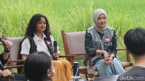 Mutiara Annisa Baswedan (kiri) dan Mega Safira menghadiri acara diskusi pemberdayaan perempuan dan kesehatan mental di Badung, Bali, Sabtu (27/1/2024). (Foto: Agus Eka detikBali)