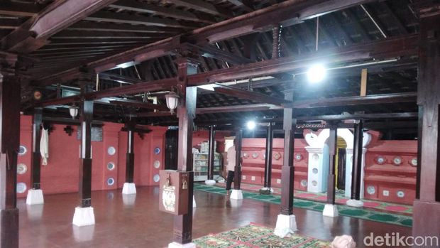 Ornamen keramik Tiongkok di Masjid Merah Panjunan, Cirebon