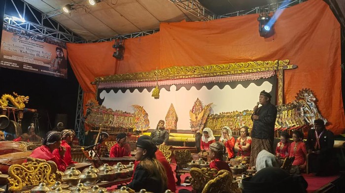 Pagelaran wayang kulit dengan kisah sejarah Mahapatih Gajahmada digelar di Lamongan. Lakon wayang ini adalah Kidung Madali yang digelar di Situs Sitinggil Majarejo, Kecamatan Modo.