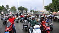 Parade konvoi ini diikuti sebanyak 300 peserta untuk memperkenalkan kendaraan listrik yang ramah lingkungan.