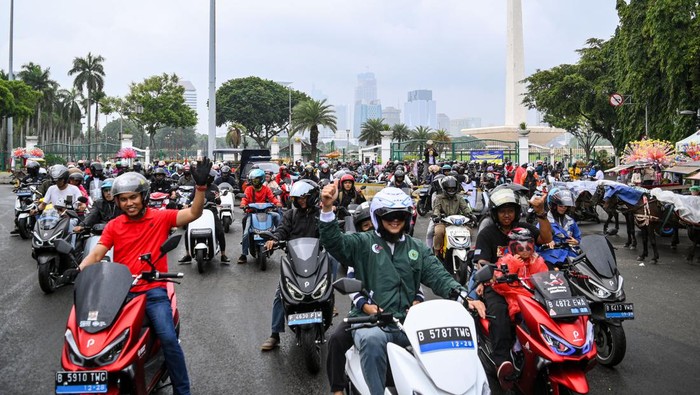 Pengendara motor listrik membawa hewan peliharaannya saat mengikuti konvoi Parade Kendaraan Listrik di Jakarta, Minggu (28/1/2024). Kegiatan yang diikuti sekitar 300 peserta dari sejumlah komunitas motor listrik konvensional dan motor konversi tersebut untuk memperkenalkan kendaraan listrik yang ramah lingkungan. ANTARA FOTO/Sulthony Hasanuddin/aww.