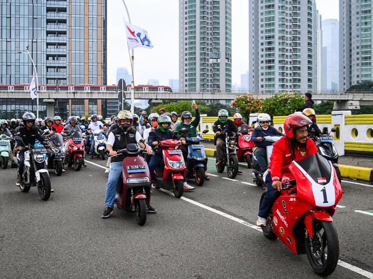 300 Peserta Ramaikan Parade Motor Listrik di Jakarta