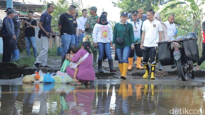 Pejabat Wali Kota Palembang Ratu Dewa meninjau rumah warga terendam banjir.