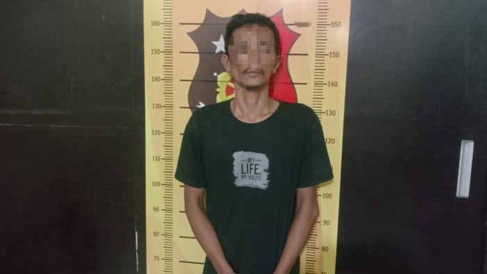 Pelaku yang gelapkan sepeda motor temannya sendiri ditangkap di Polsek Pulau Raja. (Istimewa)