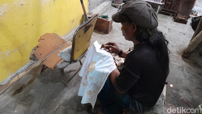 Pembatik di Laweyan, Solo, Markus Djoko Sukristiyanto sedang membuat karikatur batik.