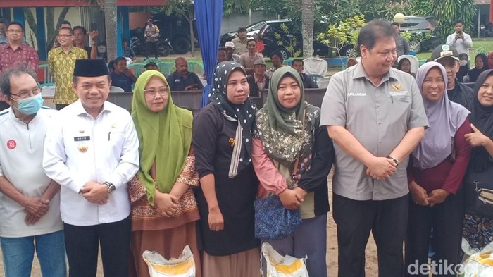 Pemberian simbolis penerima bantuan beras (pbp) kepada warga jambi dilakukan oleh Menko Perekonomian Airlangga Hartanto.
