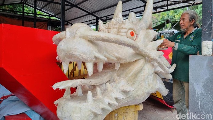 Pemkot Surabaya Siapkan Replika Lion Naga Sambut Imlek Seorang pekerja sedang Dinas Lingkungan Hidup (DLH) Pemkot Surabaya sedang menyelesaikan pembuatan Lion Naga 3D untuk menyambut Imlek, Minggu (28/1/2024).