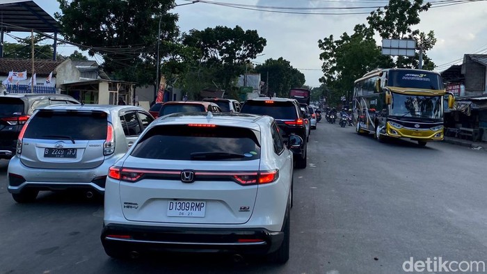 Penampakan antrean kendaraan di Jalan Gedebage Selatan (Foto: Wisma Putra/detikJabar)