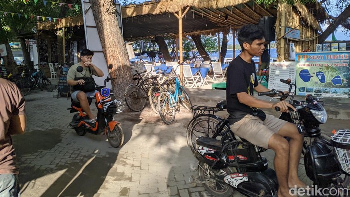 Penggunaan sepeda dan motor listrik di Gili Trawangan dinilai langgar awik-awik atau aturan adat.