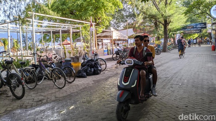 Penggunaan sepeda dan motor listrik di Gili Trawangan dinilai langgar awik-awik atau aturan adat.