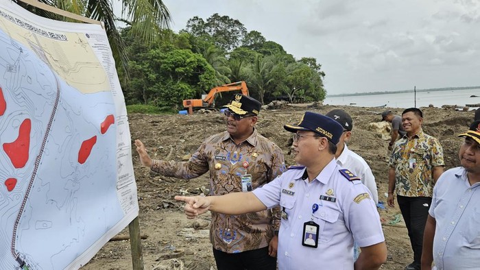 Peninjauan lokasi pembangun pelabuhan Mantung, Kecamatan Belinyu.