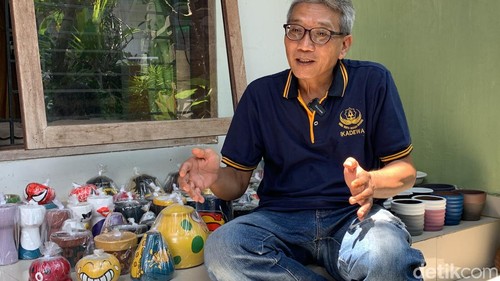 I Gusti Bagus Rudi Mahajaya, perajin gerabah di Lukluk, Badung, Bali.