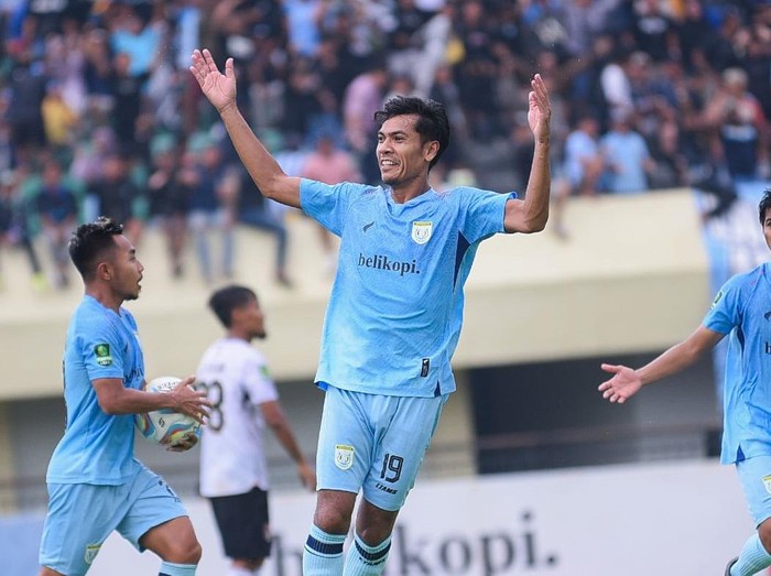 Laga Persela Lamongan kontra Malut United imbang 2-2 di babak pertama. Persela sempat tertinggal dua gol, mereka kemudian mampu menyamakan kedudukan.