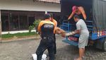 Melihat Petugas BPBD Surabaya Evakuasi Buaya yang Lepas ke Permukiman