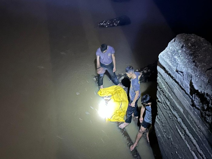 Petugas saat mengevakuasi pengedar sabu yang tewas usai melompat ke sungai di Tanjab Barat, Jambi