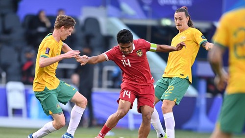 Pesepak bola Timnas Indonesia Asnawi Mangkualam (tengah) berebut bola dengan pesepak bola Timnas Australia Kye Rowles (kiri) dan Jackson Irvine (kanan) dalam pertandingan babak 16 besar Piala Asia 2023 di Stadion Jassim Bin Hamad, Doha, Qatar, Minggu (28/1/2024). ANTARAFOTO/Yusran Uccang/nym.