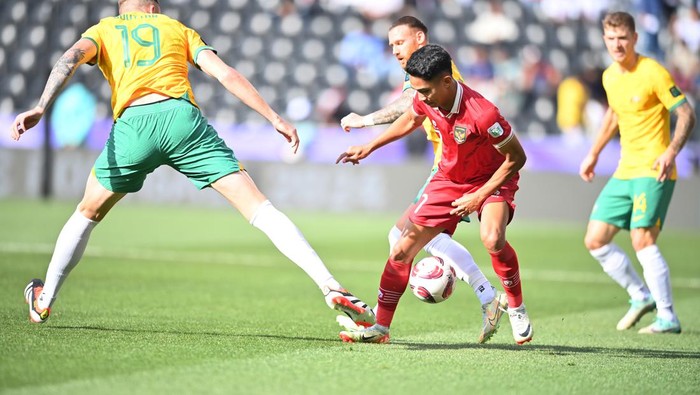 Pesepak bola Timnas Indonesia Marselino Ferdinan (kiri) berebut bola dengan pesepak bola Timnas Australia Keanu Baccus dalam pertandingan babak 16 besar Piala Asia 2023 di Stadion Jassim Bin Hamad, Doha, Qatar, Minggu (28/1/2024). ANTARAFOTO/Yusran Uccang/nym.