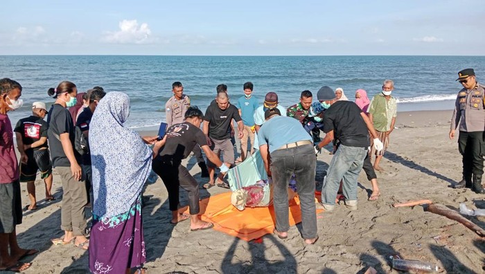 Warga digegerkan dengan penemuan mayat pria tanpa identitas di pinggir Pantai Lowita, Kabupaten Pinrang, Sulawesi Selatan (Sulsel).