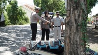 Pihak kepolisian dari Satlantas Polres Gresik melakukan olah TKP untuk mengetahui secar utuh penyebab kejadian kecelakaan bus menabrak truk di Jalan Bungah, Gresik.